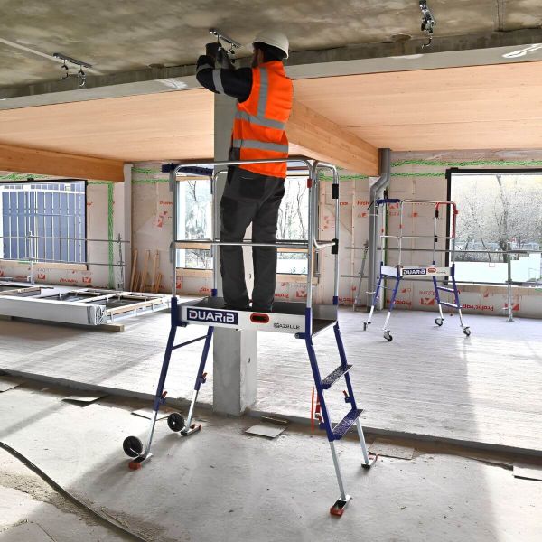 Plateforme individuelle roulante Gazelle en acier et aluminium avec plancher réglable et garde-corps