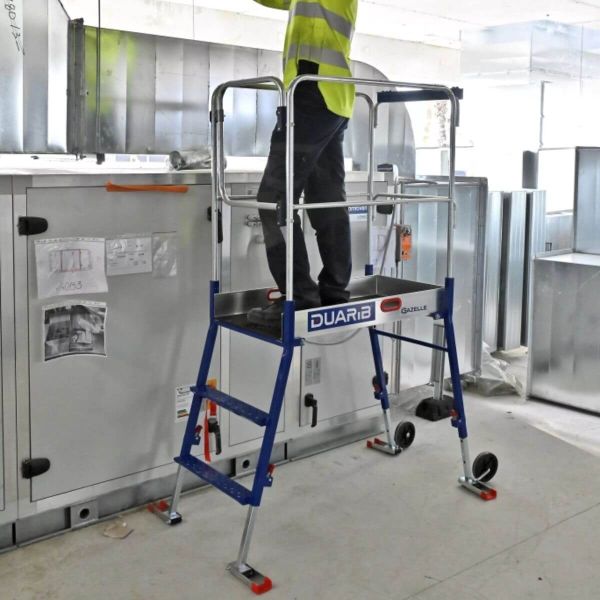 Plateforme Gazelle conforme à la norme PIRL NF P 93-353 avec garde-corps 4 côtés et portillon à fermeture automatique