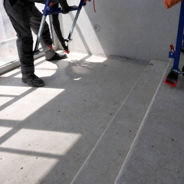 Plateforme Gazelle réglable utilisée dans un escalier grâce à ses 4 pieds indépendants