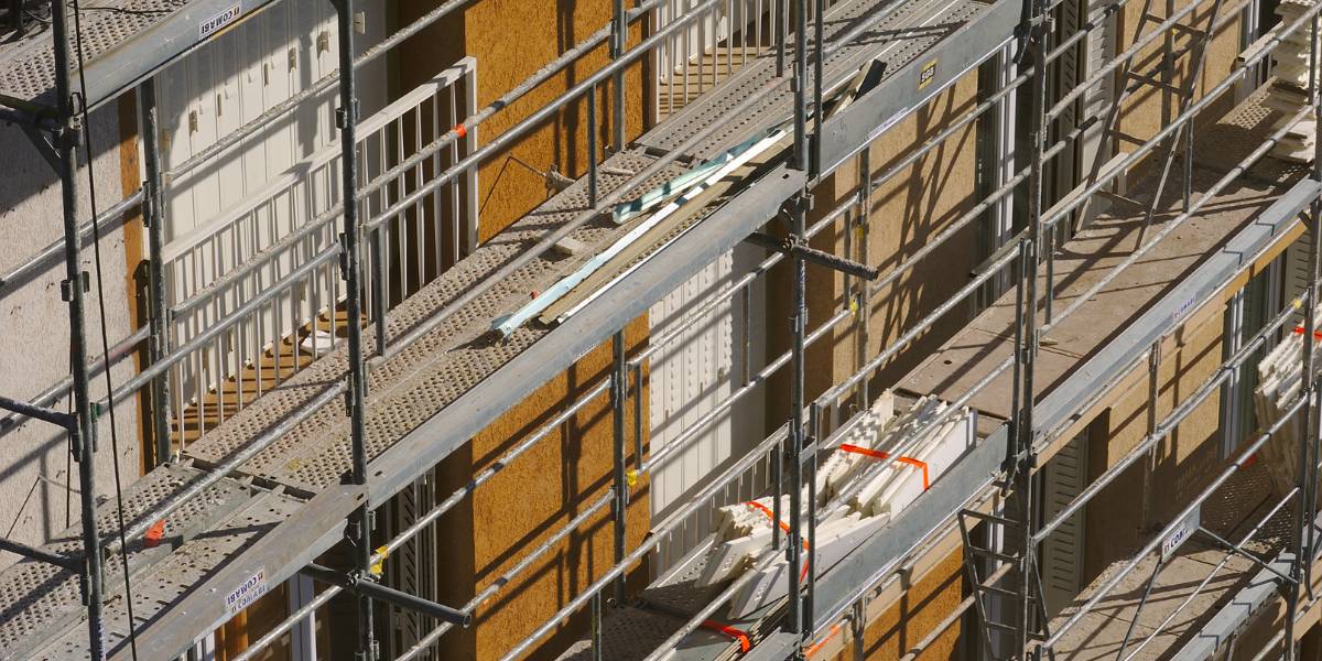 Échafaudage façadier sur terrain en pente